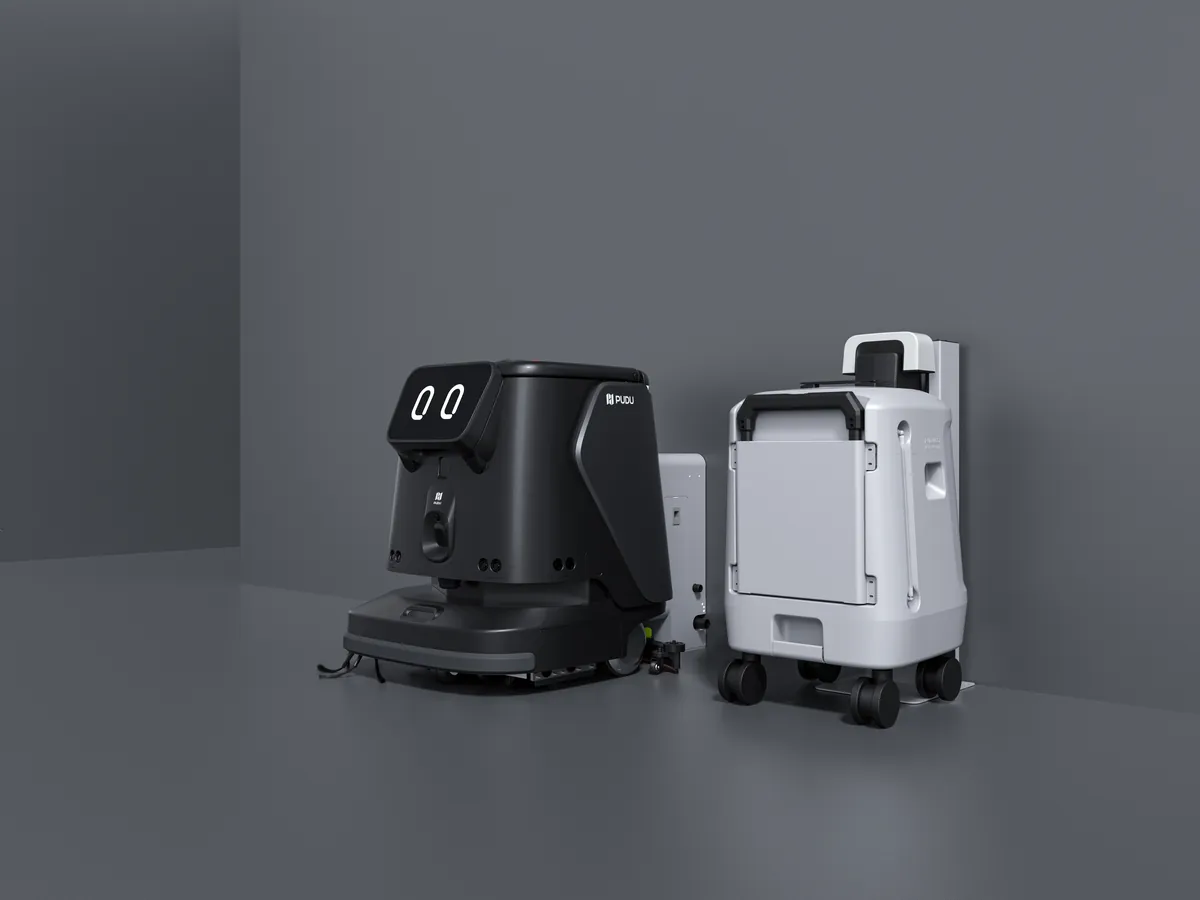 PUDU CC1 Pro pe un hol luminos