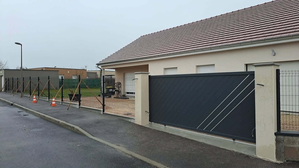Création seuil + pilier + portail coulissant ALU Saint Marcel 71380