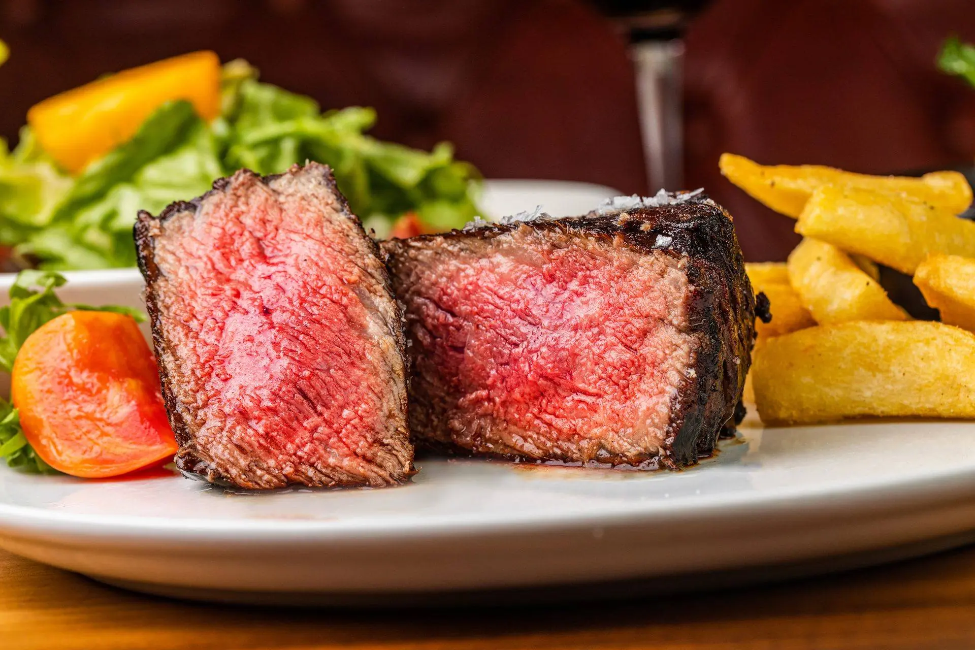 Costilla de res asándose a las brasas en el horno de DANTE Brasa y Fuego