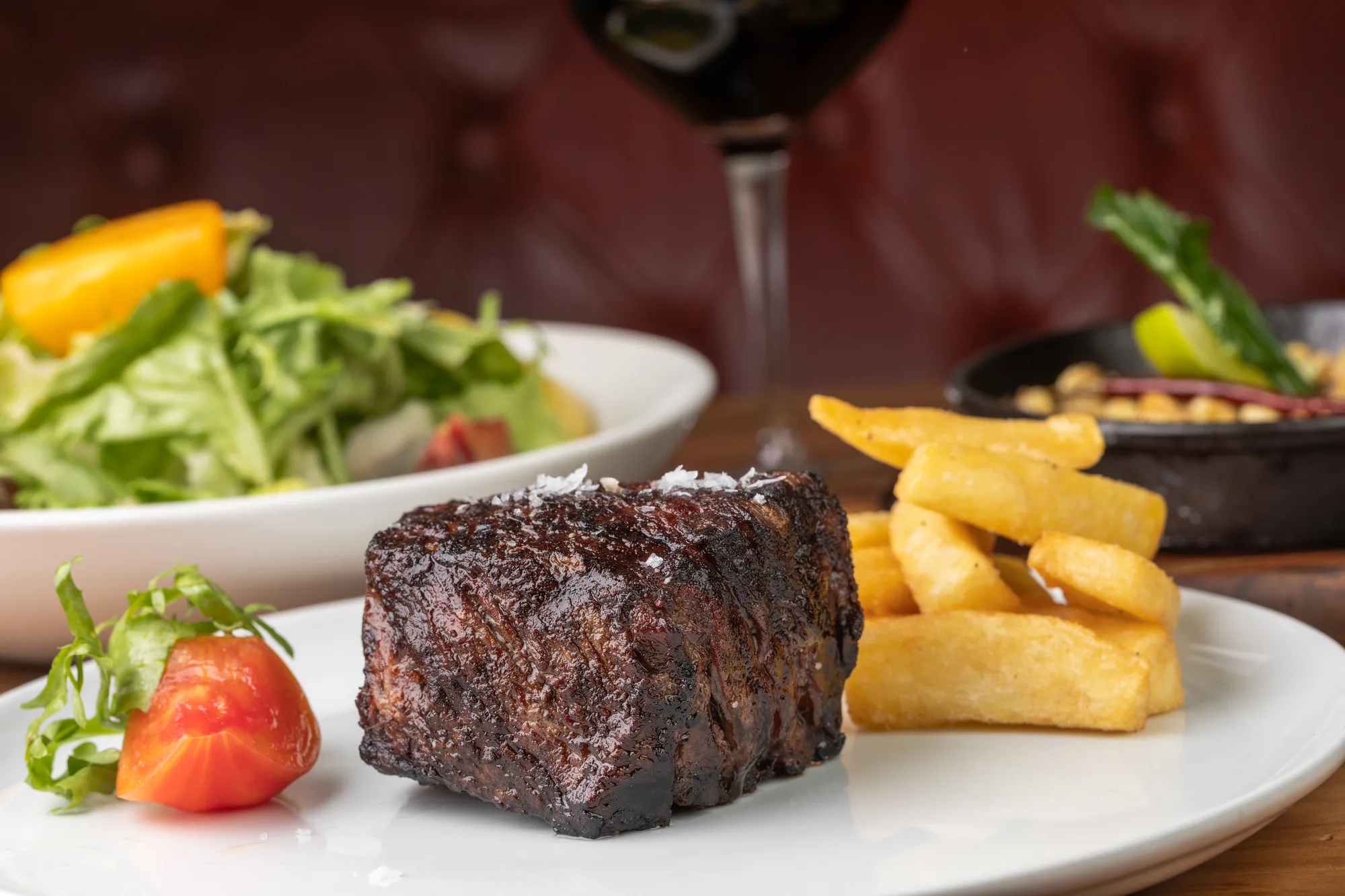 Costilla de res asándose a las brasas en el horno de DANTE Brasa y Fuego