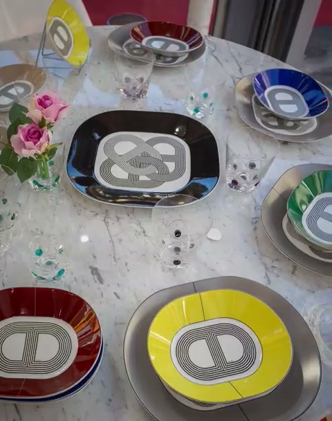 Assiettes Hermès Rallye 24 dressées sur une table en marbre