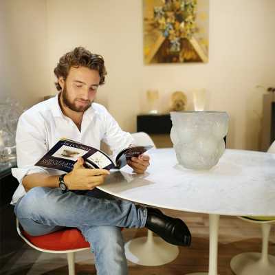 Portrait d'Edouard Cechman dans sa boutique au marché Paul Bert-Serpette