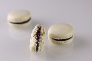 Blackcurrant macaron