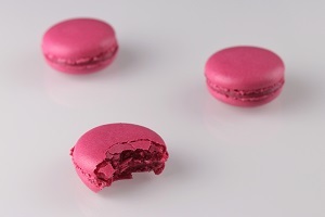 Raspberry macaron