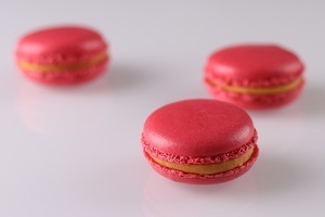 Vanilla tomato macaron