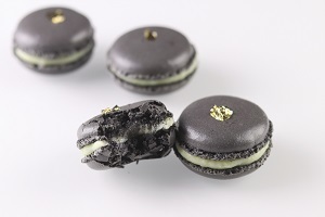 Blue cheese and pear jam macaron