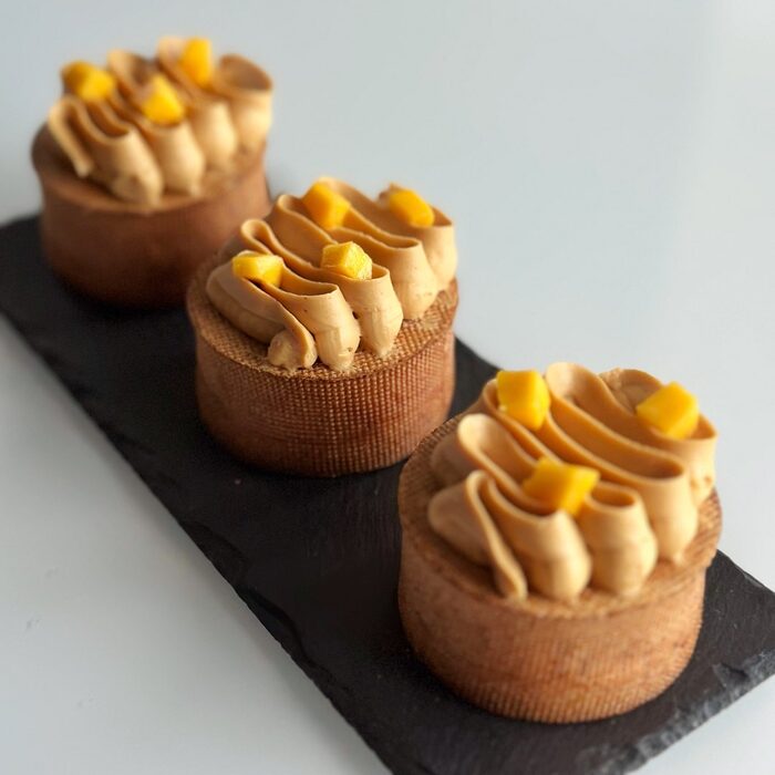 Molded eclair with coffee, strawberry and mango