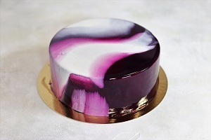 Color swirls on glaze