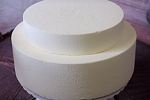 Tiered cake coating