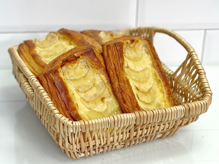 Apple puff pie with flaky layers