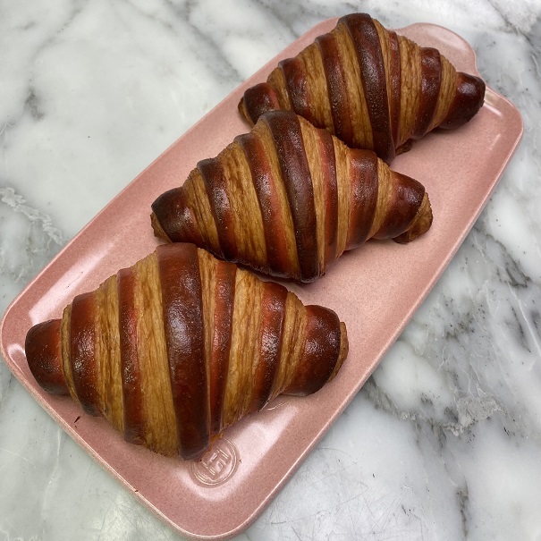 Two-tone laminated dough with crisp stripes