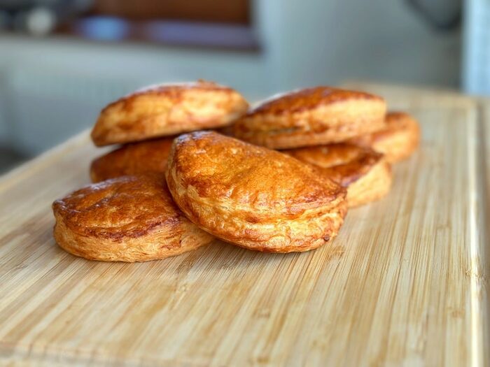 Portioned puff-pastry pies