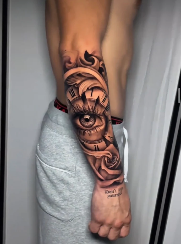 Realistic Sleeve Tattoo mit Uhr- und Augenmotiv – INK SOCIETY Kiel