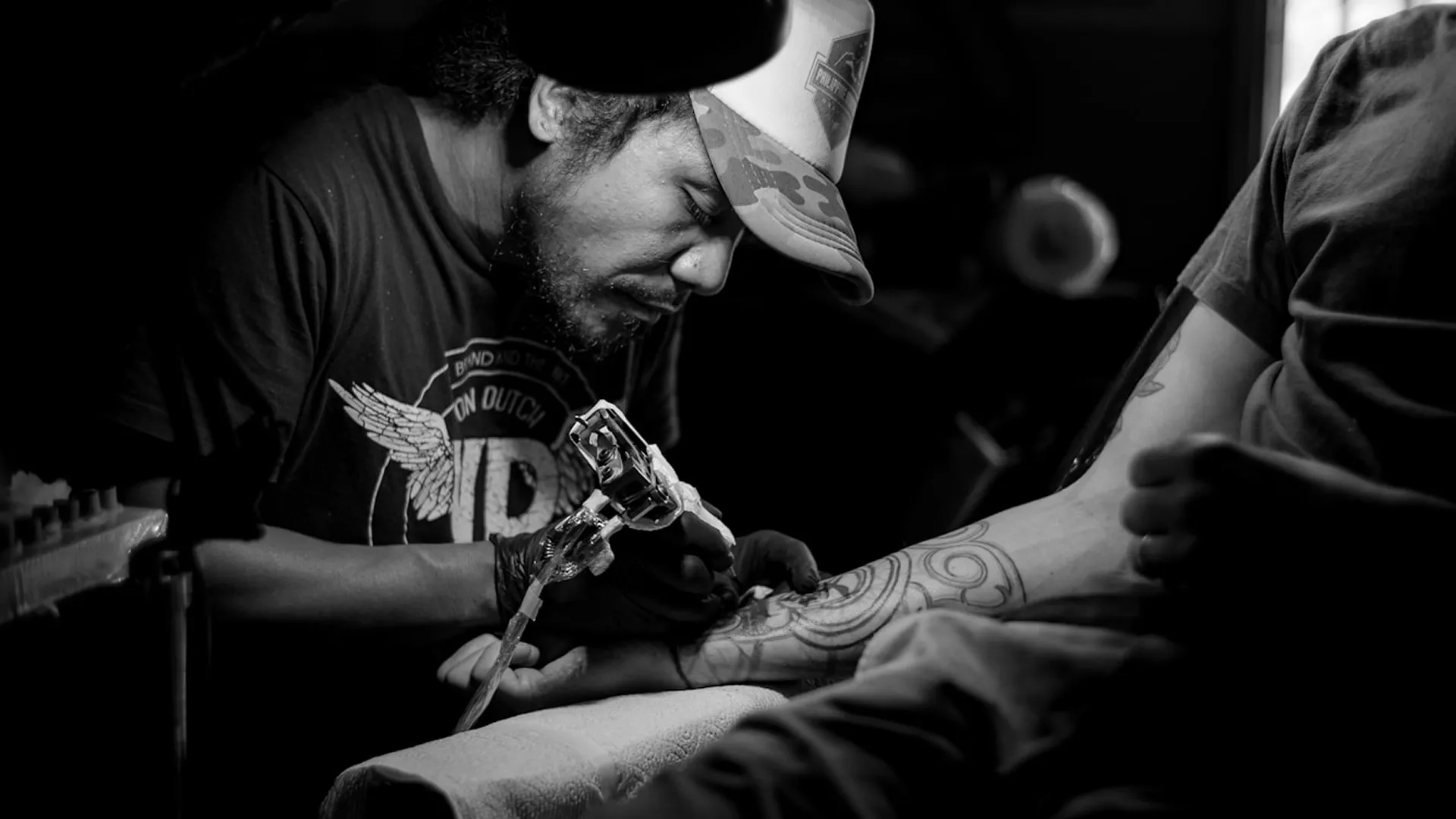 Tätowierer bei der Arbeit an einem detaillierten Sleeve-Tattoo – Tattoostudio Kiel