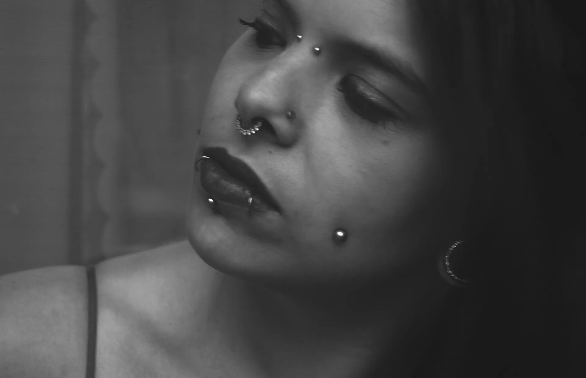 Stilvolles Gesichtspiercing als Statement – Piercingstudio Kiel INK SOCIETY