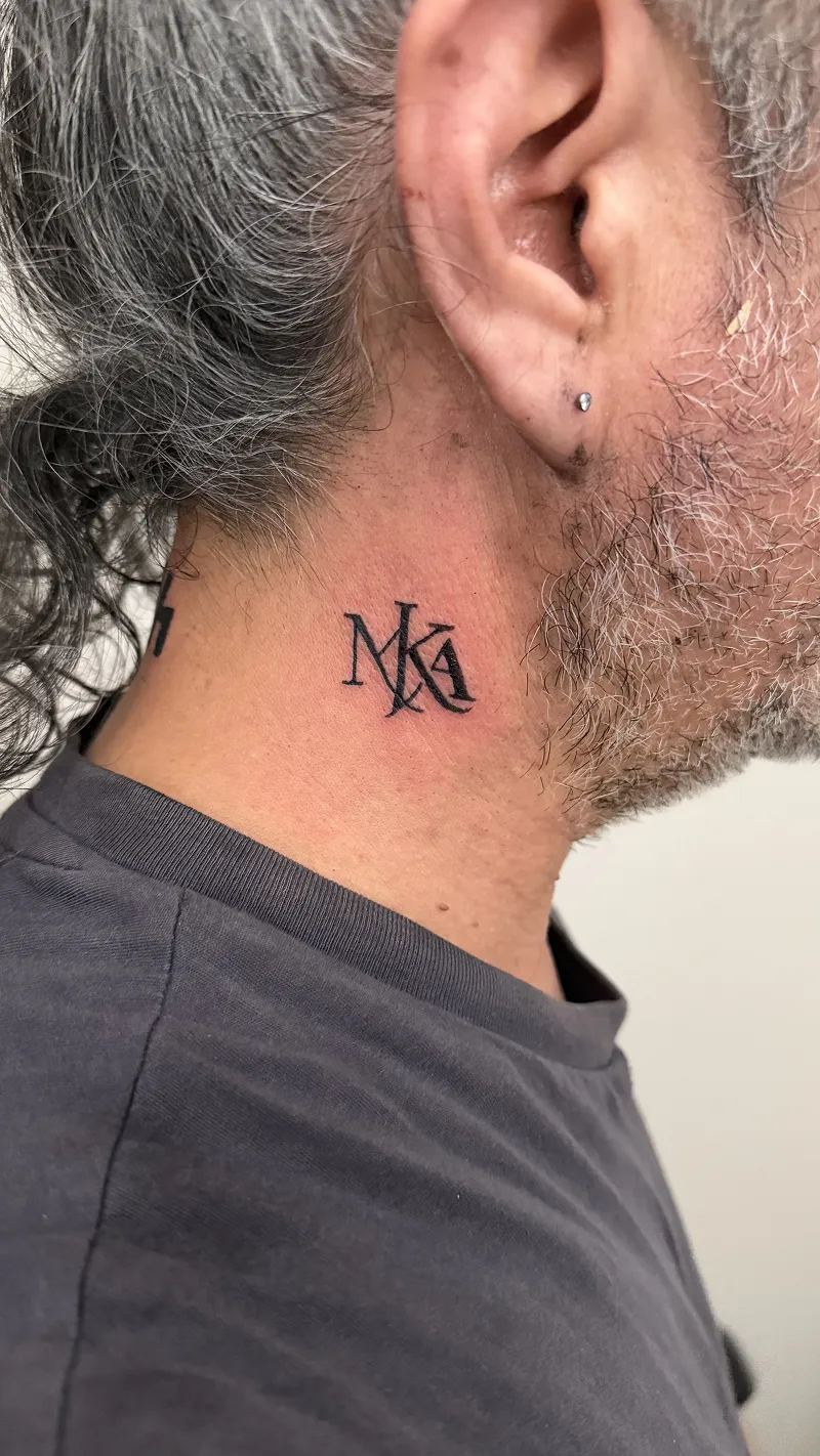 Fine Line Lettering Tattoo am Hals – Tattoostudio Kiel