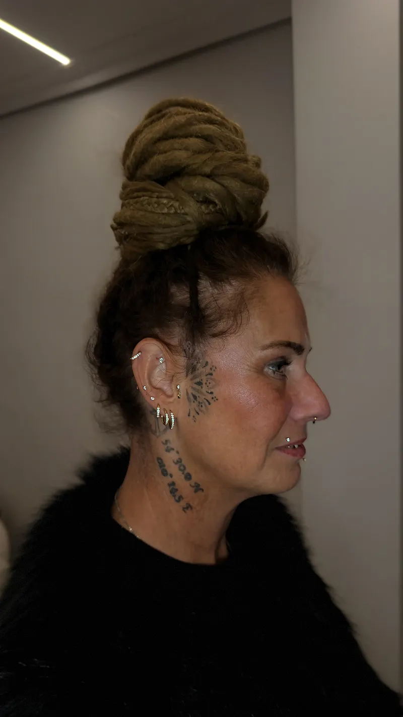 Mehrere Piercings und Tattoos im Gesichtsbereich – Piercingstudio Kiel