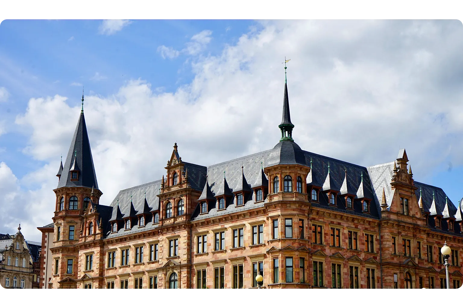 Historisches Sandsteingebäude mit markanten Türmen und Schieferdach in Hessen – externer Datenschutzbeauftragter für Unternehmen