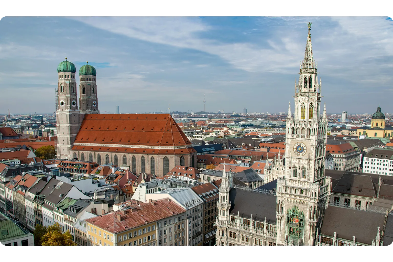 Panoramablick über die Münchner Altstadt mit Frauenkirche und Neuem Rathaus – externer Datenschutzbeauftragter für Unternehmen in München
