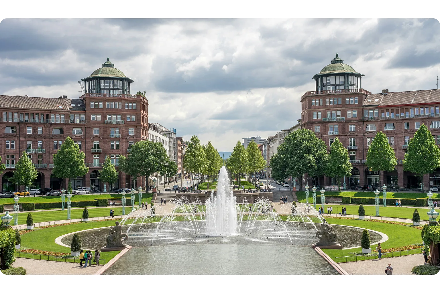 Wasserspiele am Friedrichsplatz in Mannheim mit historischen Gebäuden – externer Datenschutzbeauftragter für Unternehmen in Baden-Württemberg