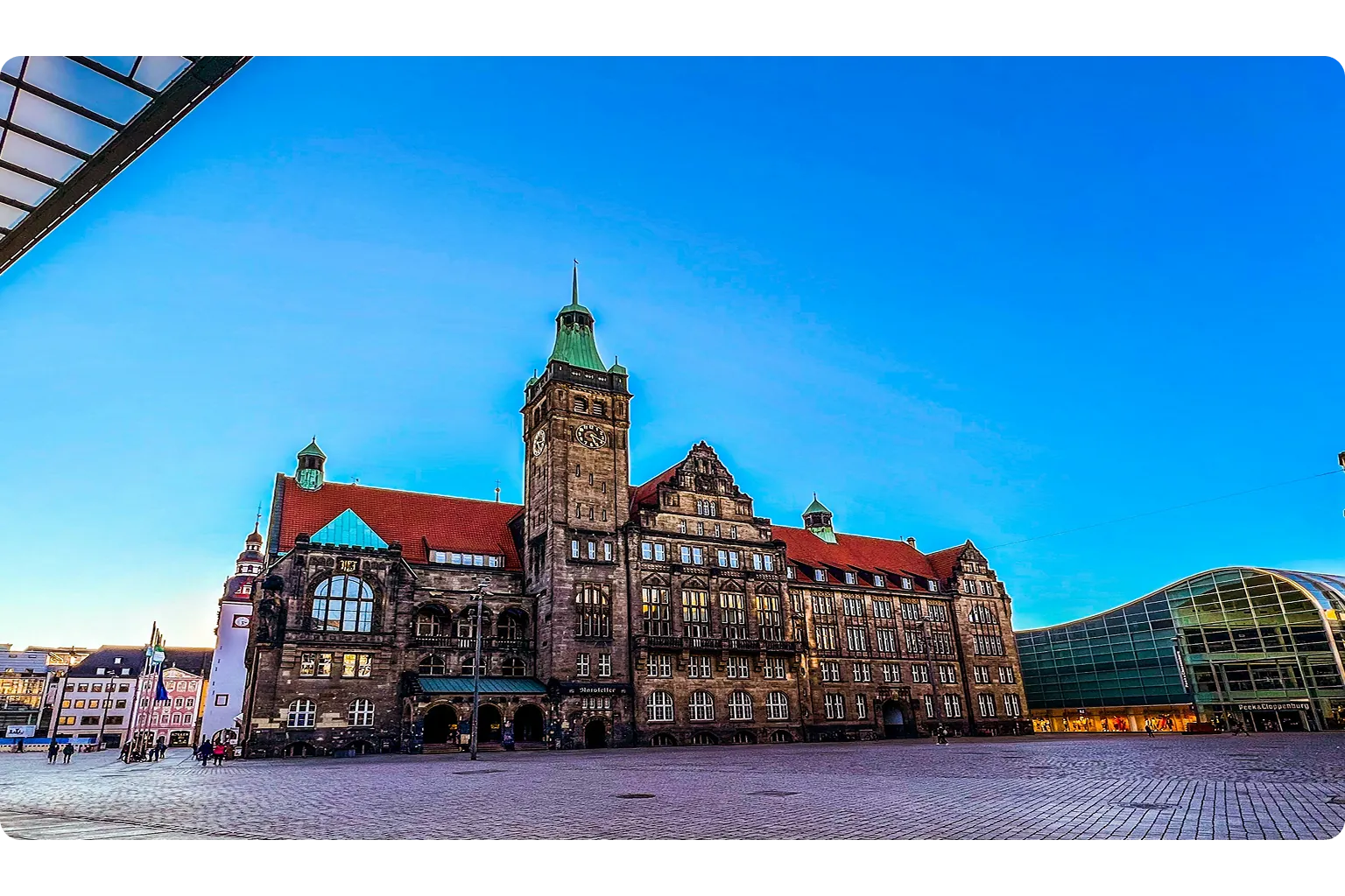 Historisches Rathaus Chemnitz mit Uhrturm und Vorplatz – externer Datenschutzbeauftragter für Unternehmen in Chemnitz