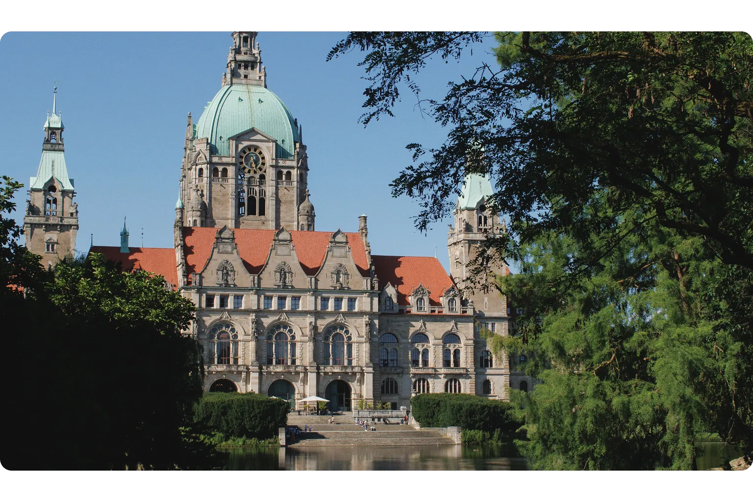 Neues Rathaus Hannover mit markanter Kuppel und Maschpark im Vordergrund – externer Datenschutzbeauftragter für Unternehmen in Hannover