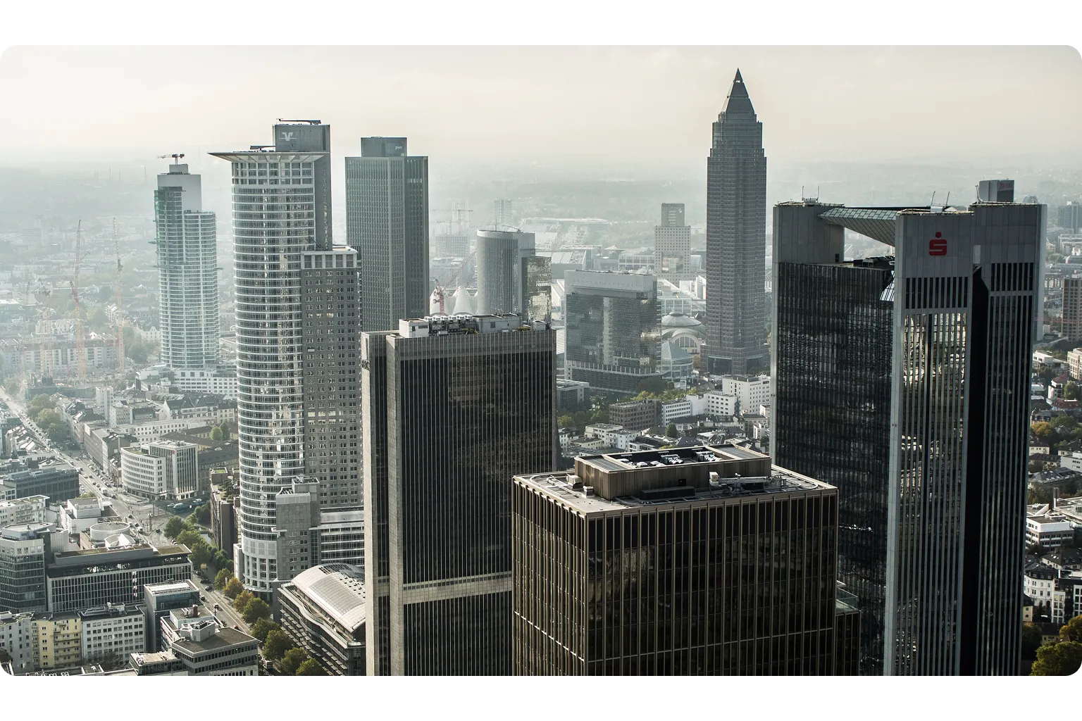 Luftaufnahme der Frankfurter Skyline mit markanten Hochhäusern im Bankenviertel – externer Datenschutzbeauftragter für Unternehmen in Frankfurt am Main