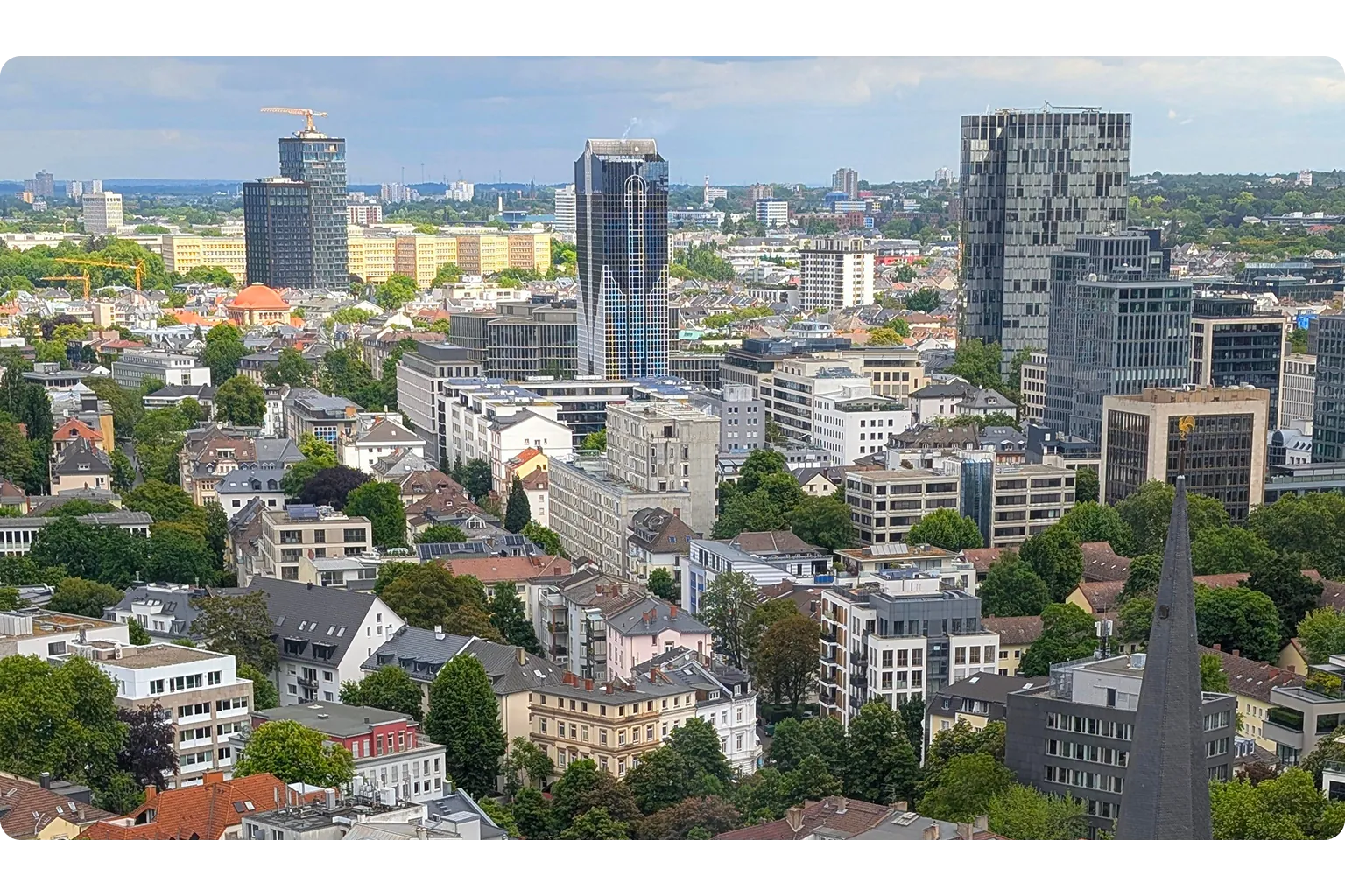 Panoramablick über Offenbach am Main mit modernen Hochhäusern und Stadtgebiet – externer Datenschutzbeauftragter für Unternehmen in Offenbach