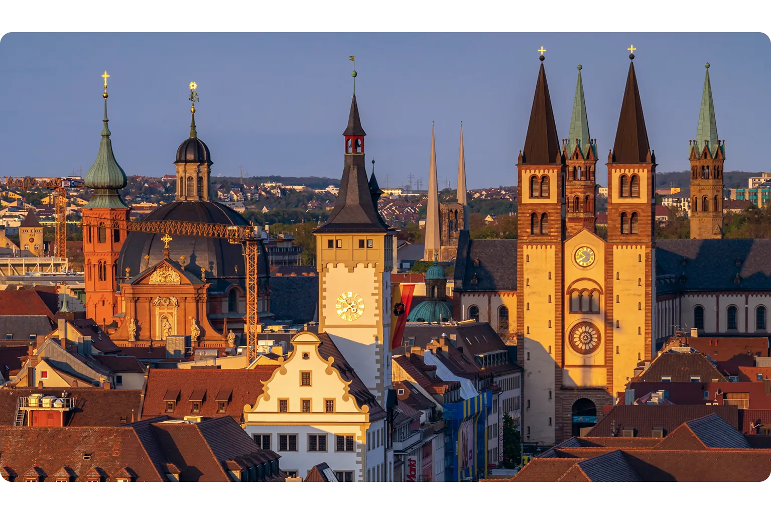 Blick über die Würzburger Altstadt mit Dom St. Kilian, Neumünster und historischen Kirchtürmen – externer Datenschutzbeauftragter für Unternehmen in Würzburg