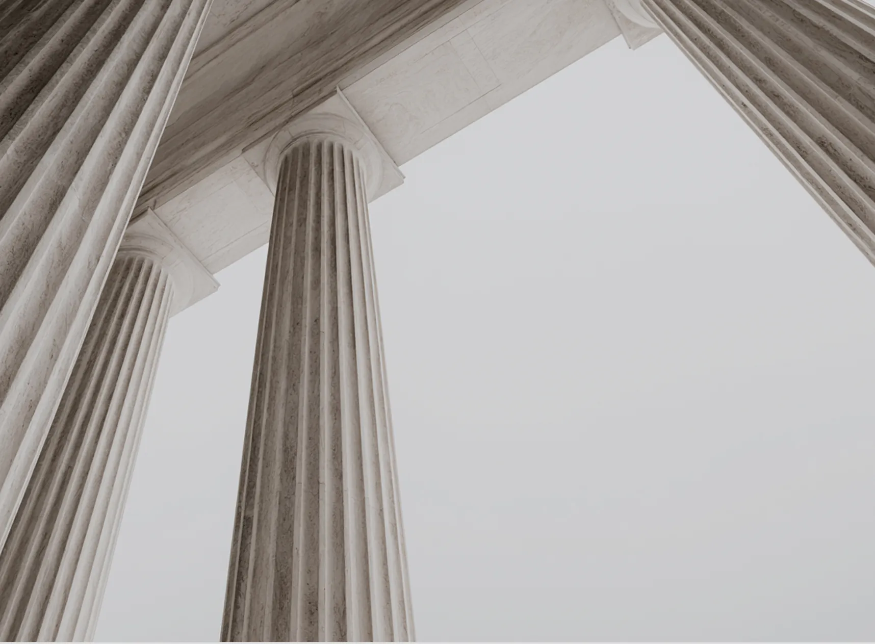 Vue en contre-plongée de colonnes en marbre cannelées d'un bâtiment classique.