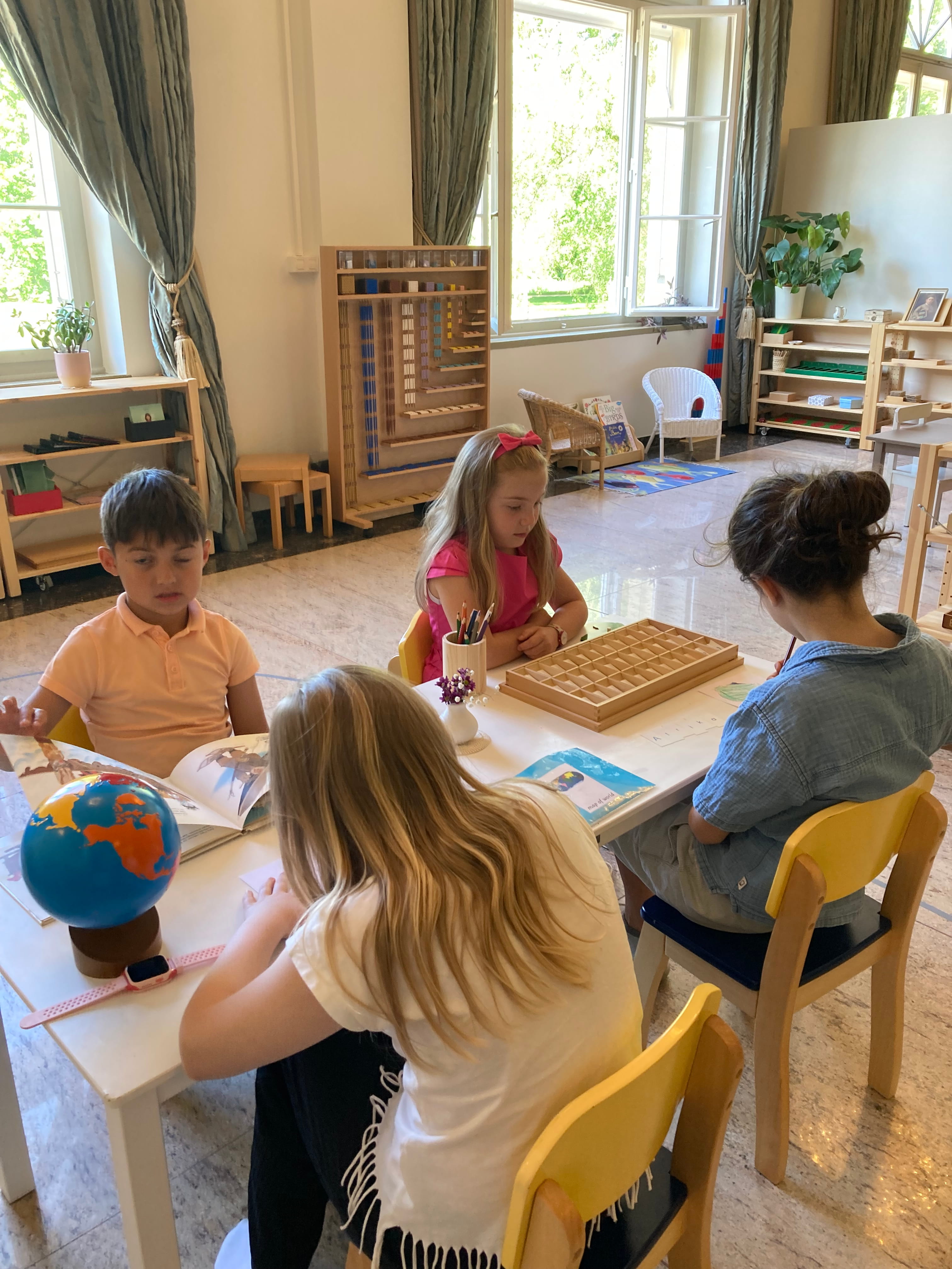 Kinder bei der Montessori-Freiarbeit im Kinderhaus Biloba