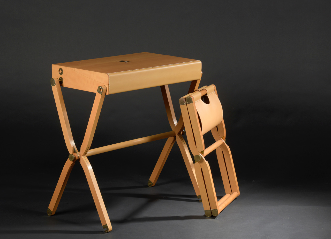 Bureau Hermès Pippa fermé avec son tabouret pliant