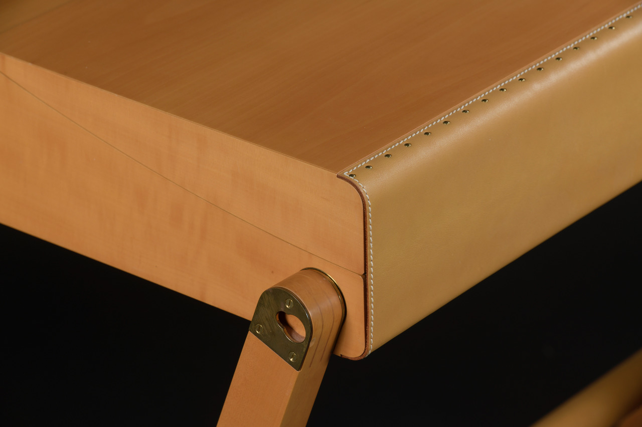 Détail du cuir et des finitions du bureau Hermès Pippa