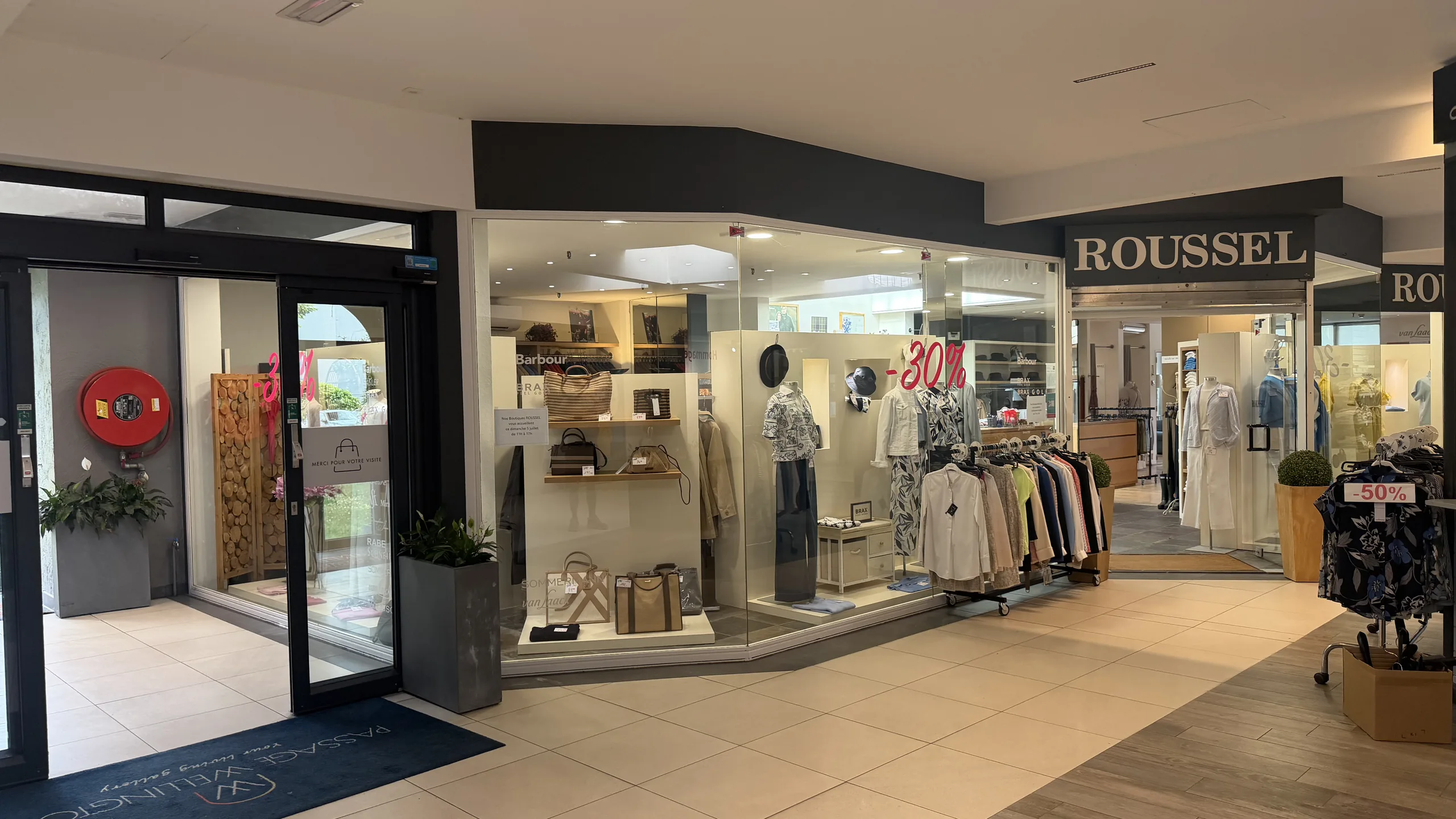 Boutique dame La Maison Roussel dans le Passage Wellington pendant les soldes d'été