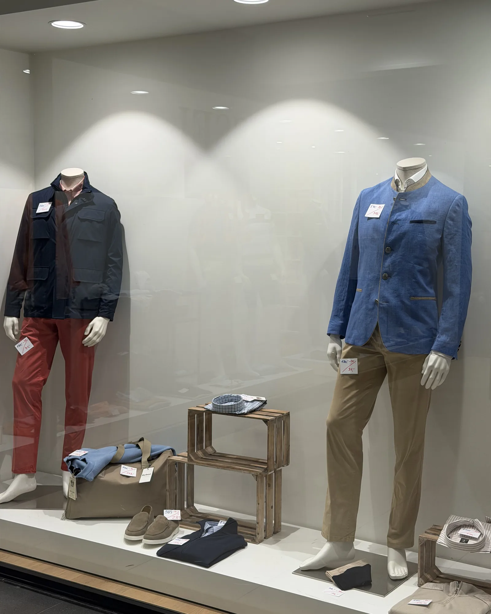 Vitrine homme La Maison Roussel : blazers en lin et mocassins sous les spots