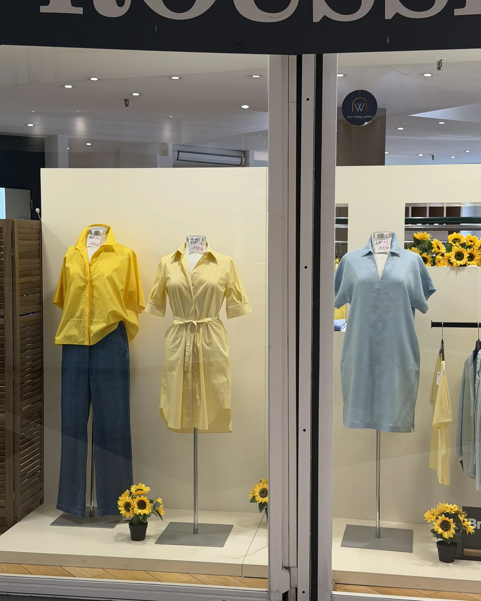 Vitrine dame La Maison Roussel : tenues jaune pastel et tournesols