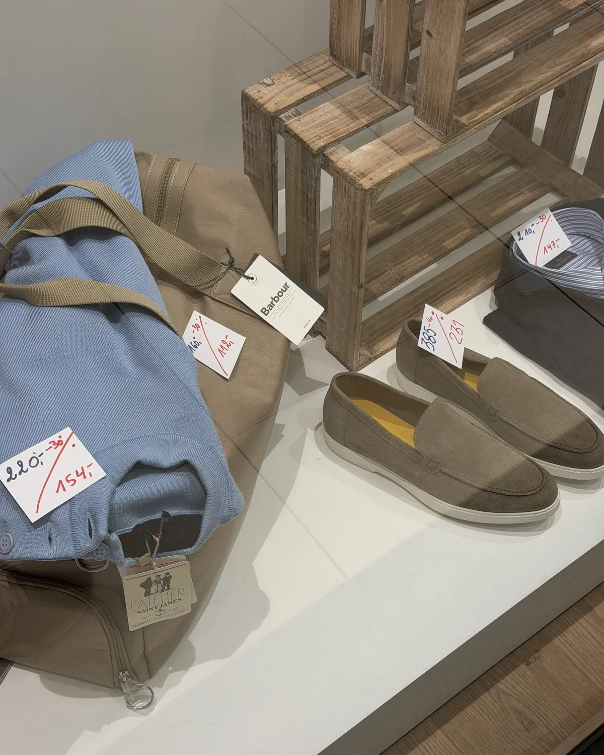 Sac de voyage Barbour et mocassins daim en soldes