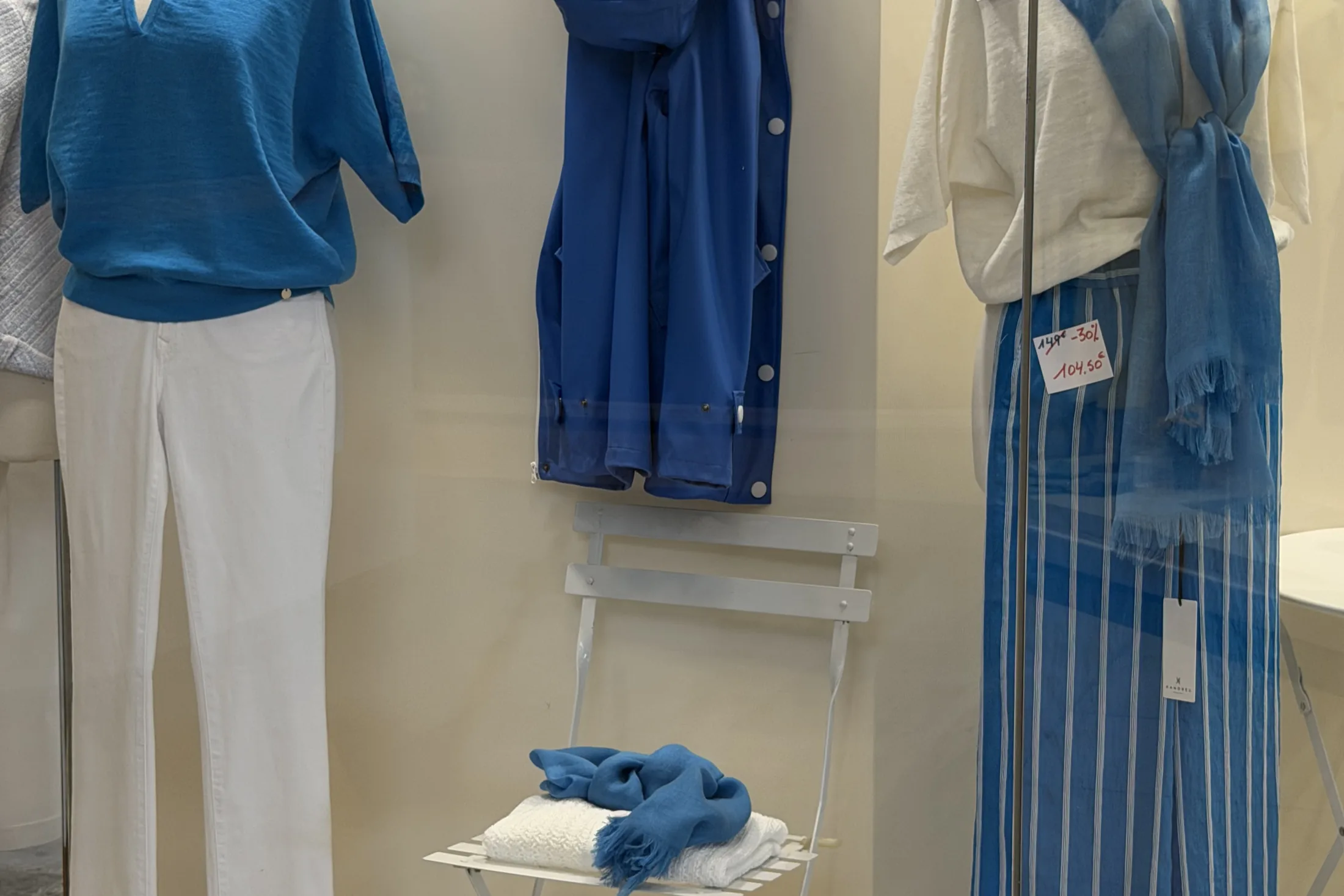 Composition d'été en bleu et blanc : ciré suspendu et chaise bistrot