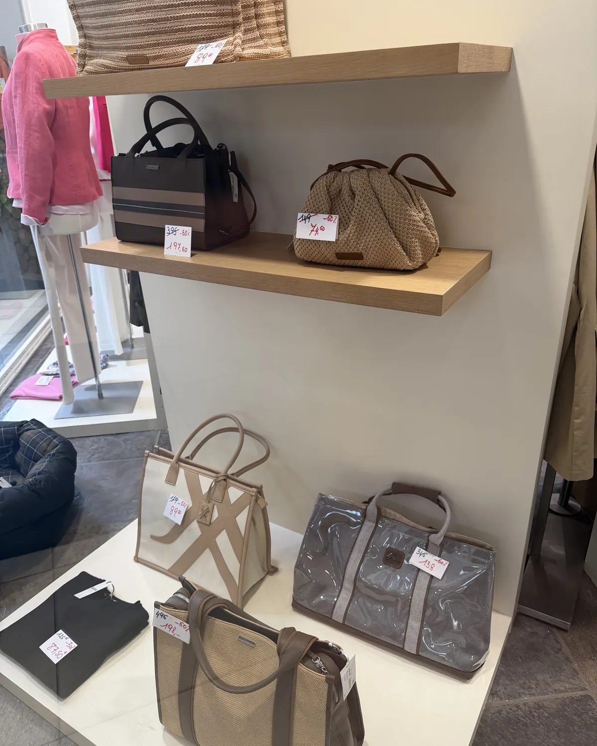Sacs à main en soldes sur étagères, boutique dame La Maison Roussel