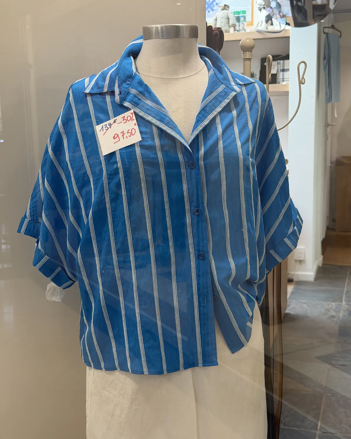 Chemise rayée bleue et jupe écrue en soldes