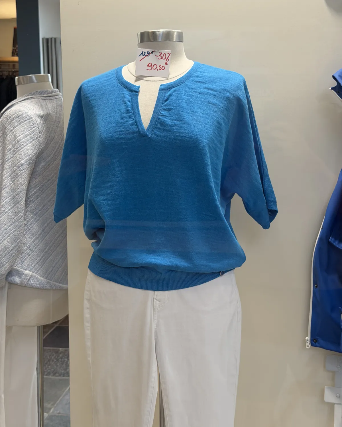 Top bleu azur et pantalon blanc en soldes