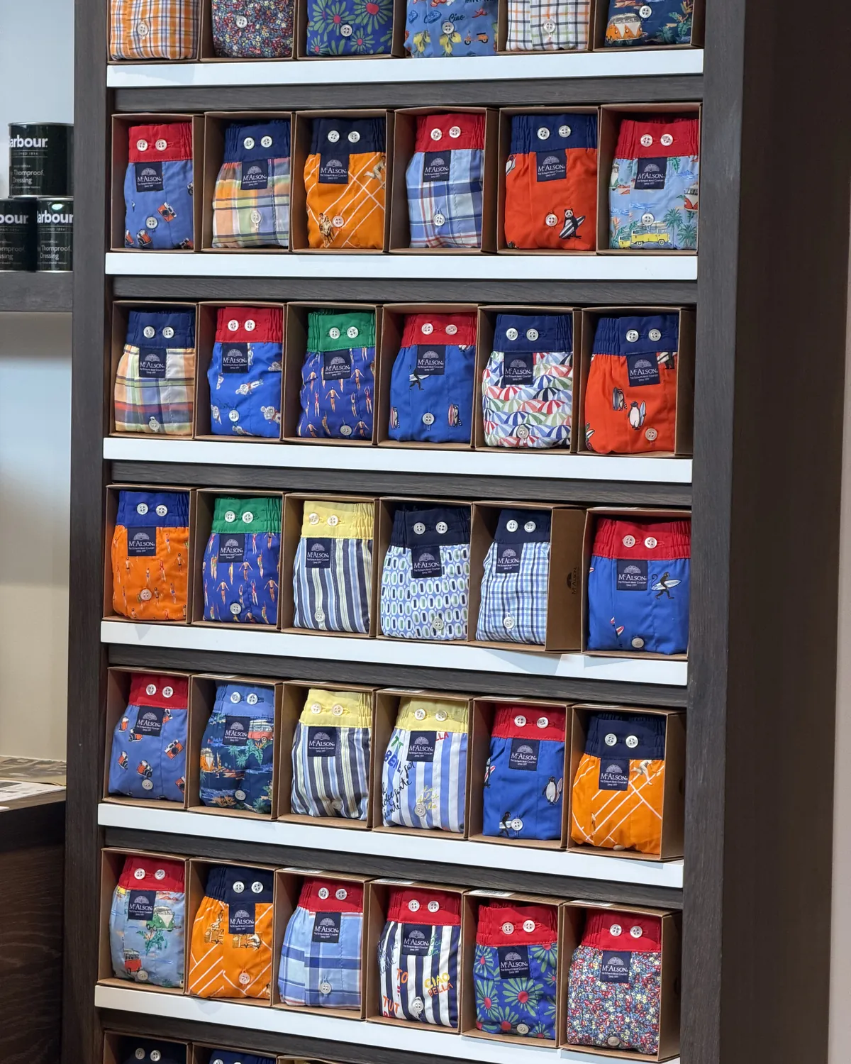 Mur de caleçons Mc Alson colorés en boutique