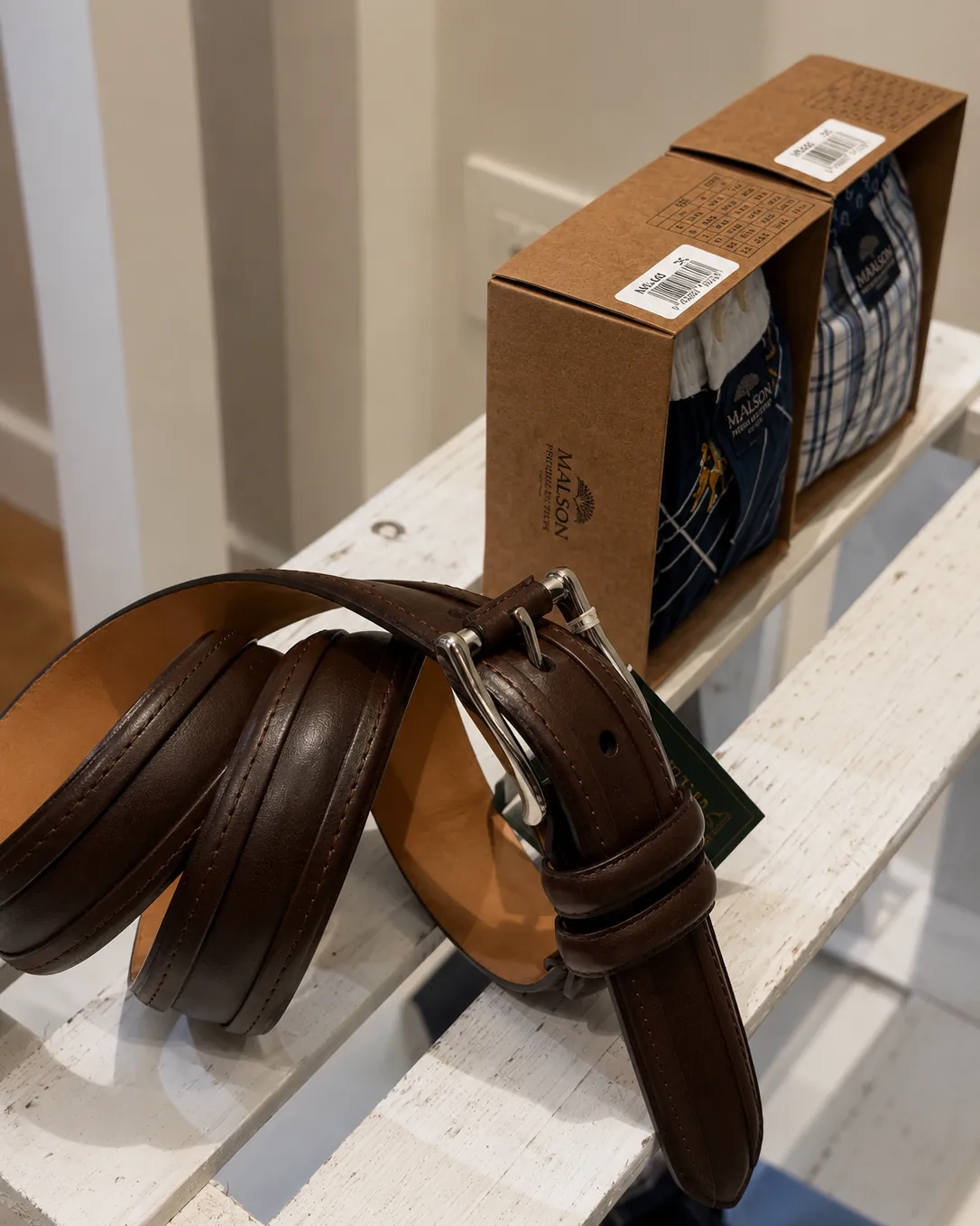 Ceinture en cuir marron et coffret de caleçons