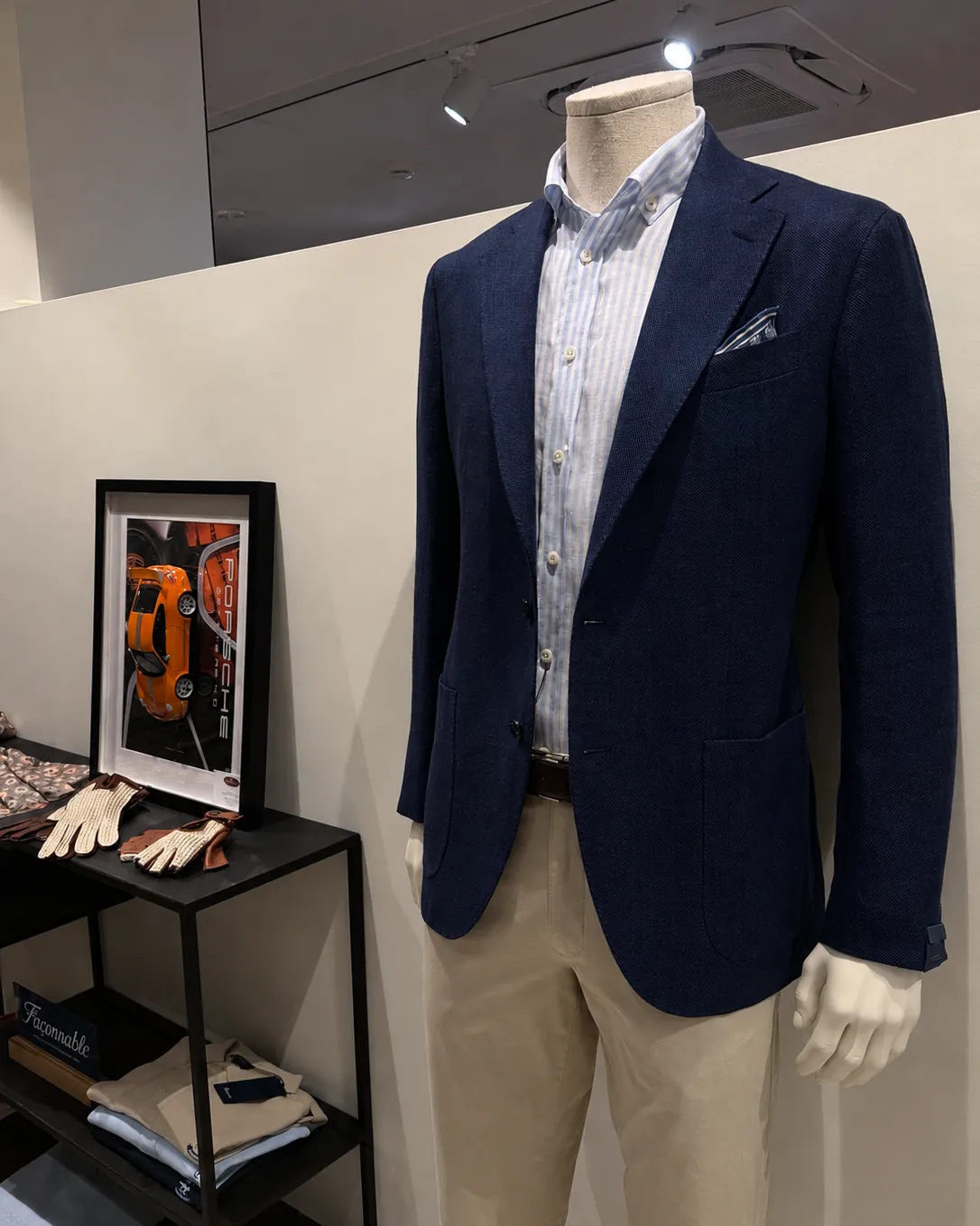 Blazer en lin marine et pochette, sur mannequin