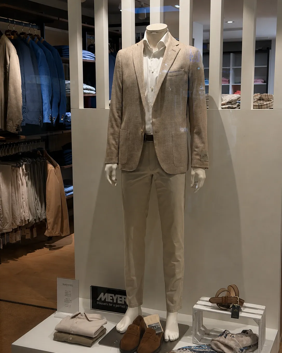 Costume en lin beige sur mannequin, boutique homme La Maison Roussel