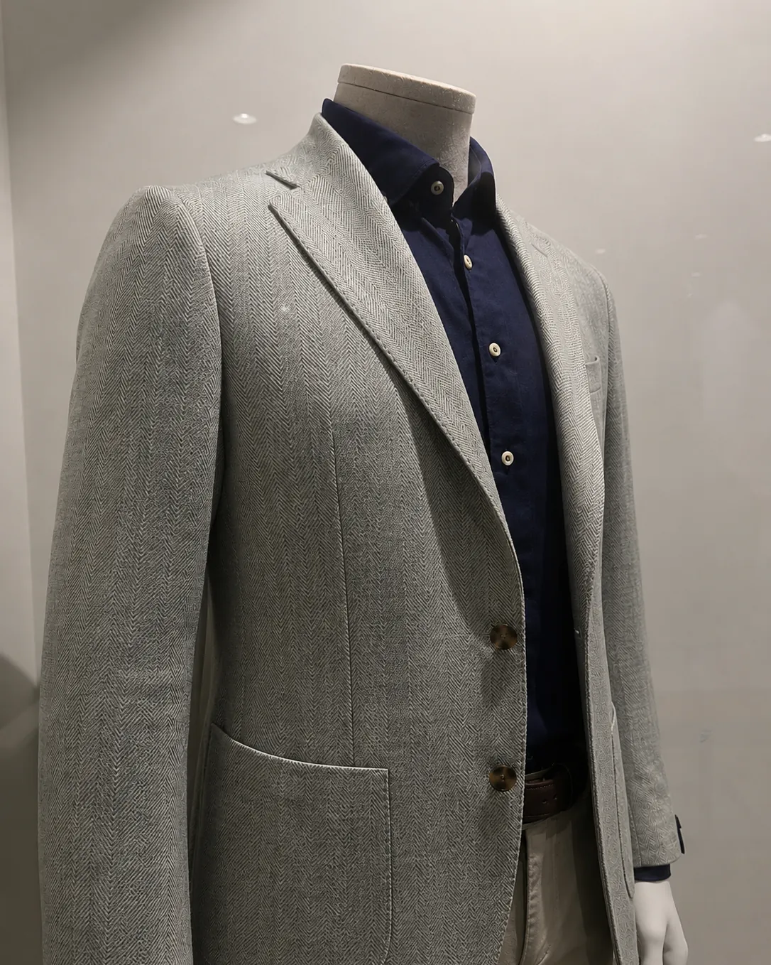 Blazer à chevrons gris et chemise marine
