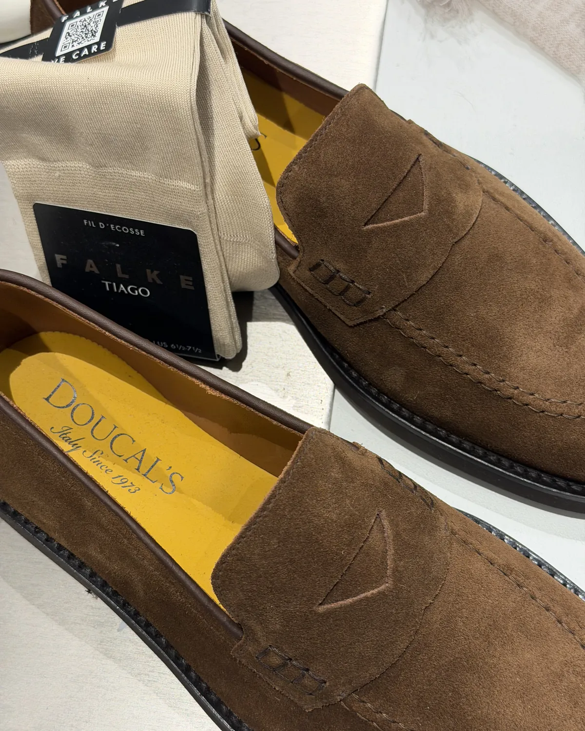 Mocassins Doucal's en daim marron et chaussettes Falke