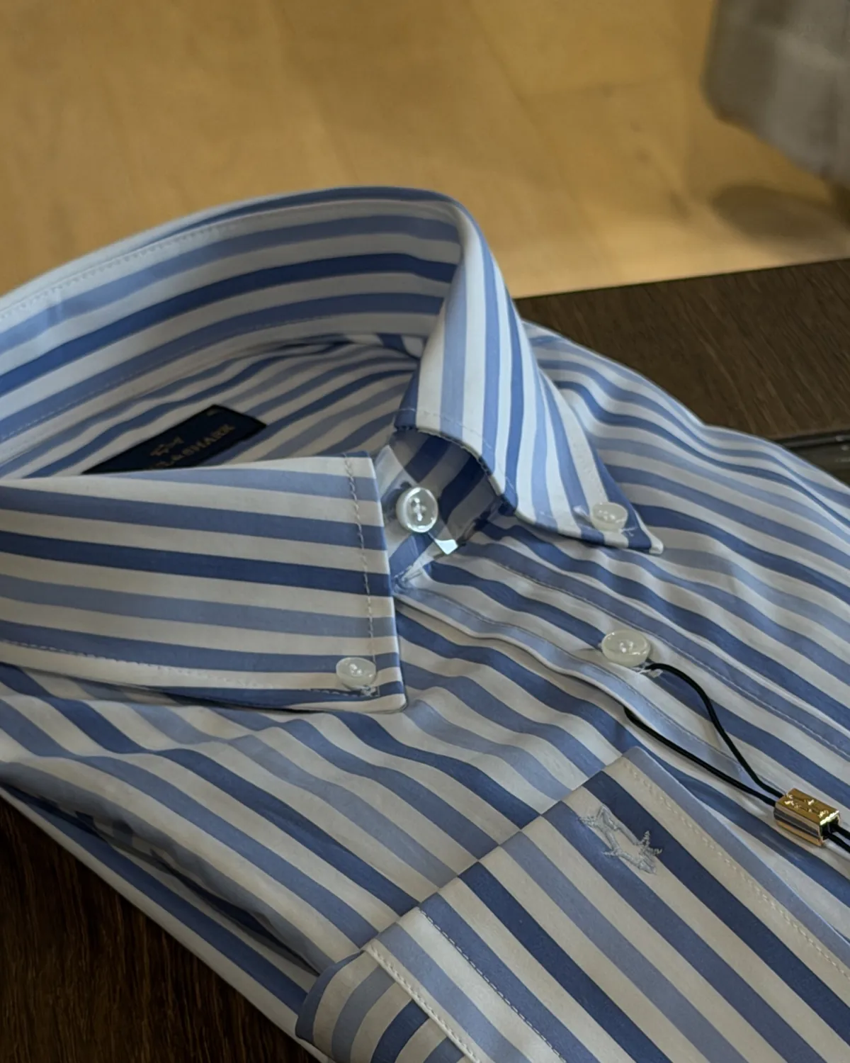 Chemise rayée bleue, détail col boutonné