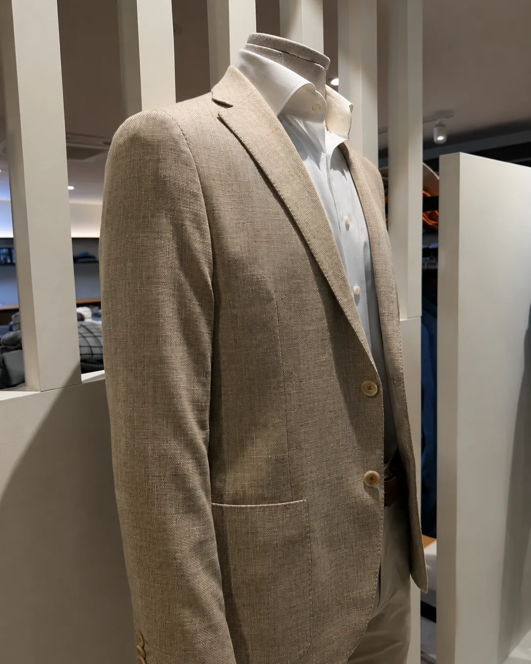 Blazer beige chiné et chemise blanche
