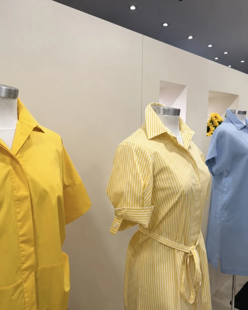 Chemises jaune, rayée et bleue sur mannequins